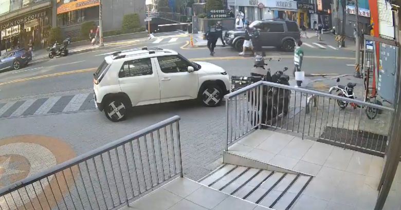 지난 23일 서울 관악구 신림역 일대에서 경찰이 불법 도박사이트 운영자 A씨를 검거하는 모습.  서울경찰청 제공