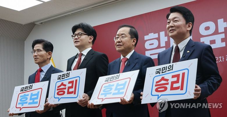 국민의힘 대선 경선에 나온 김문수, 한동훈, 홍준표, 안철수 후보(왼쪽부터)가 지난 4월 23일 서울 여의도 국민의힘 중앙당사에서 열린 2차 경선 토론회 미디어데이에서 손팻말을 들고 포즈를 취하고 있다. 국회사진기자단