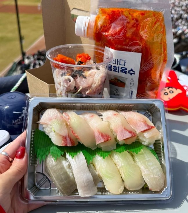 심바다의 육회물회와 초밥.    @busanunnie 제공