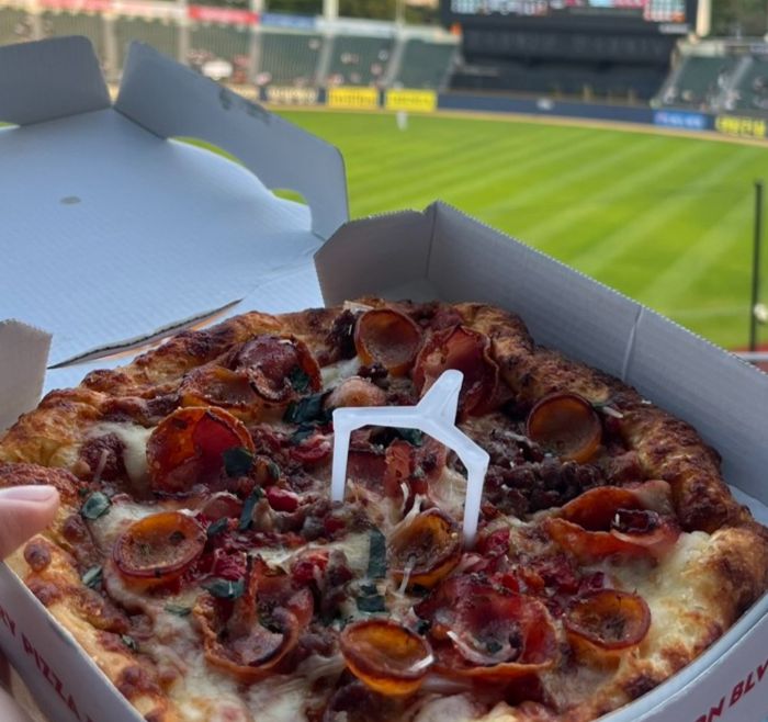 야구장에서 먹는 피자.