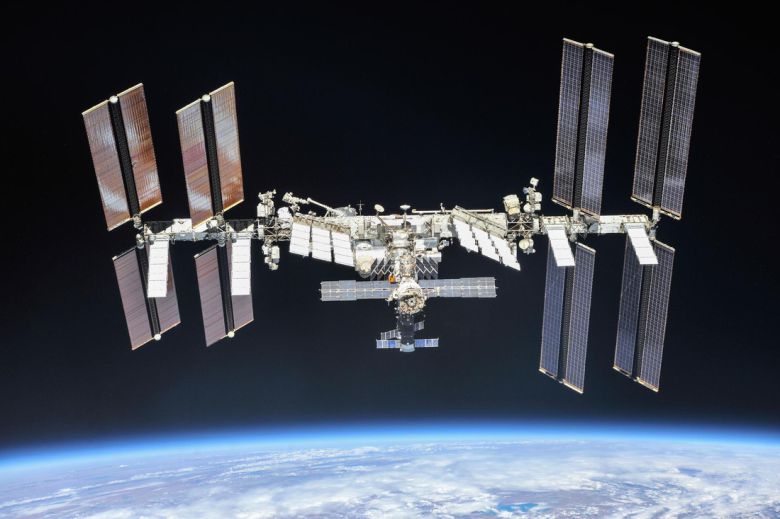 고도 약 400㎞에 떠 있는 국제우주정거장(ISS). 길이 108ｍ로, 인류가 우주에 만든 구조물 가운데 가장 크다. 미국 항공우주국(NASA) 제공