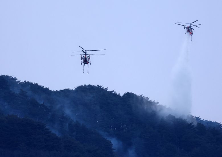 27일 강원 인제군 상남면 하남리 인근 야산에서 산불 진화 헬기가 분주하게 진화 작업을 펼치고 있다. 연합뉴스