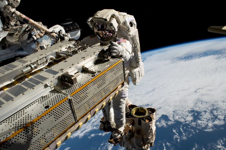 2023년 6월 국제우주정거장(ISS) 외벽에서 우주비행사가 장비 수리를 하고 있다. 미국 항공우주국(NASA) 제공