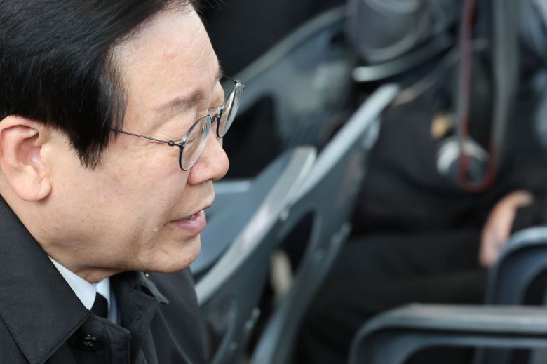 이재명 더불어민주당 대선 후보가 대표이던 지난해 12월30일 전남 무안국제공항에서 제주항공 여객기 참사 유가족을 위로하며 함께 눈물을 흘리고 있다. 공동취재