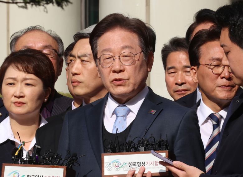 이재명 더불어민주당 대선 후보가 지난달 26일 공직선거법 위반 혐의 항소심에서 무죄를 선고받은 후 서울 서초구 고등법원 앞에서 입장을 밝히고 있다. 사진공동취재단