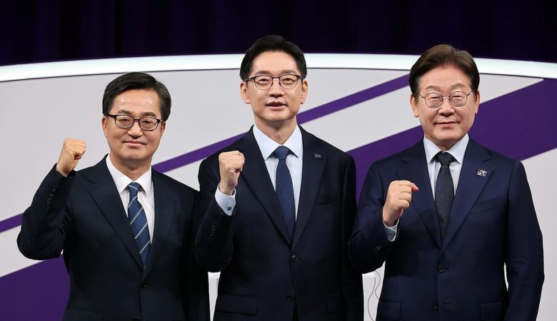 더불어민주당 대선 경선 주자인 이재명(오른쪽부터)·김경수·김동연 후보가 지난 4월 18일 서울 마포구 상암동 MBC에서 첫 TV토론회를 시작하기에 앞서 기념촬영 하고 있다. 국회사진기자단