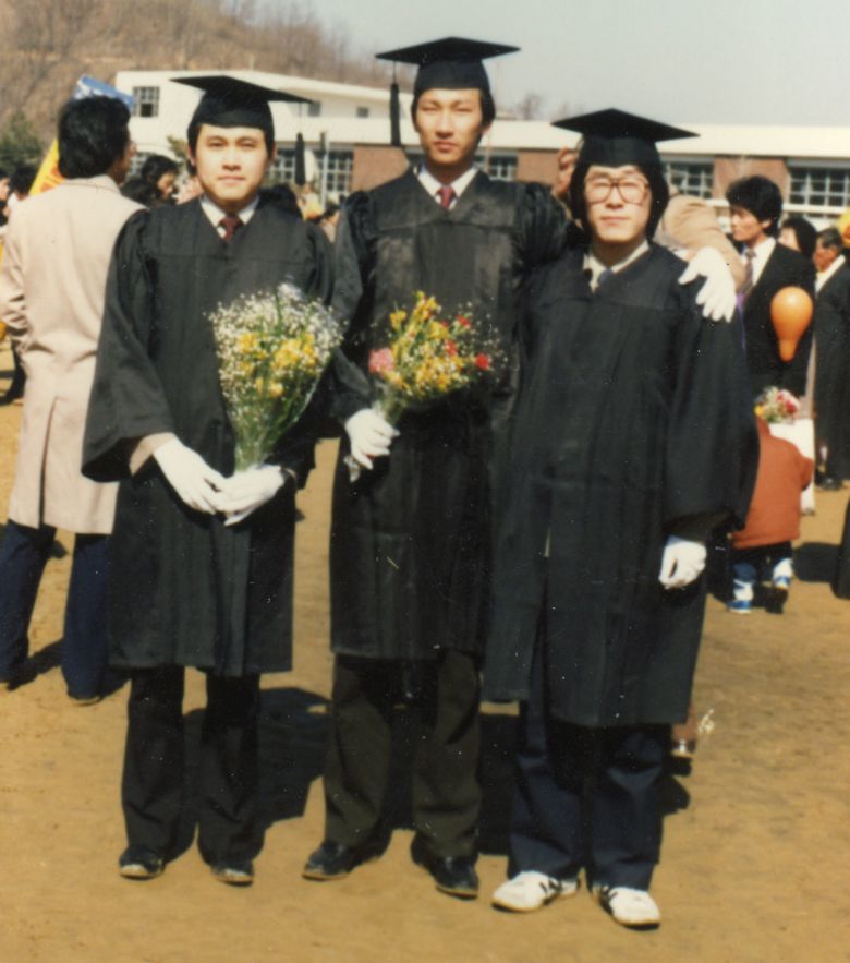 이 후보가 1986년 중앙대학교 졸업식에서 동료들과 기념촬영을 하고 있다. 법학과 장학생으로 대학 생활을 한 그는 졸업한 해에 사법시험에 합격했다.