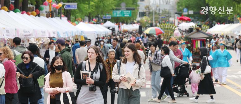 2025 연등회 전통문화마당이 시민들로 북적이고 있다.