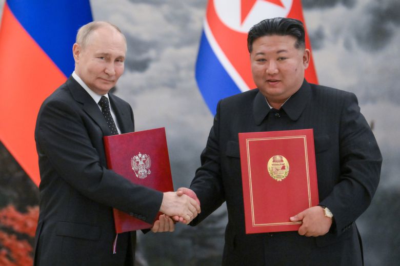 김정은 북한 국무위원장과 블라디미르 푸틴 러시아 대통령이 지난해 6월19일 평양에서 열린 북·러 정상회담에서 ‘포괄적인 전략적 동반자 조약’에 서명한 뒤 악수하고 있다. 타스연합뉴스