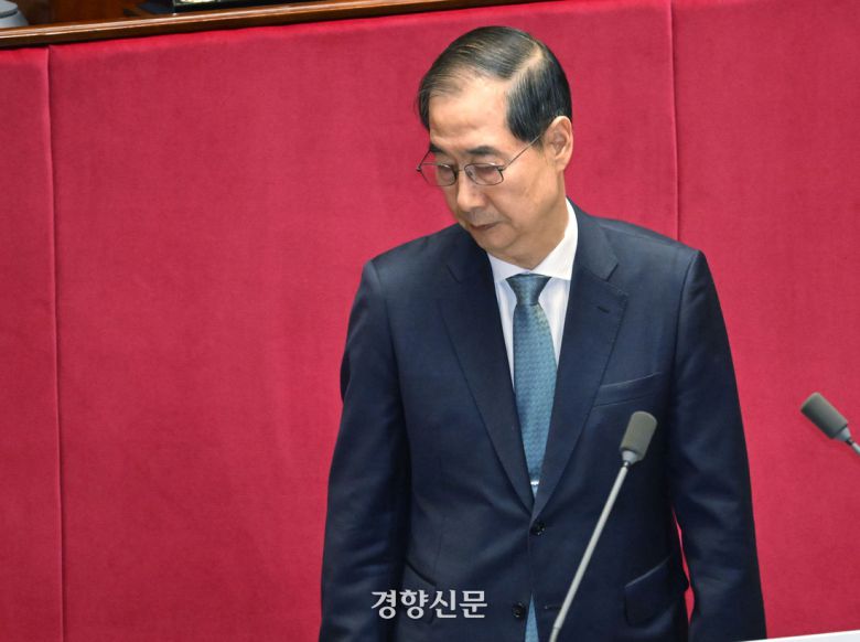 한덕수 대통령 권한대행 겸 국무총리가 지난 24일 국회에서 추가경정 예산안 제출과 관련한 시정 연설을 마치고 퇴장하고 있다. 국회사진기자단