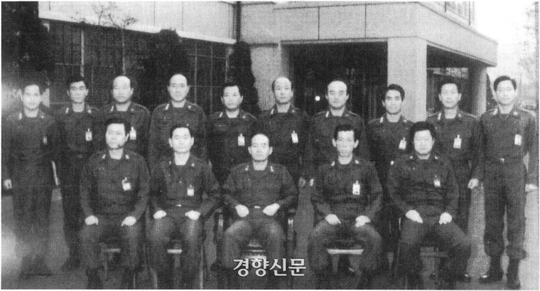 12·12군사반란 1주일 뒤인 1979년12월18일 보안사령부 간부들이 한자리에 모여 기념촬영을 했다. 앞줄 왼쪽부터 최예섭 기획조정처장, 우국일 참모장, 전두환 사령관, 변규수 육본보안부대장, 남웅종 대공처장. 뒷줄 왼쪽부터 허삼수 인사처장, 이차군 군수처장, 한사람 건너 권정달 정보처장, 정도영 보안처장, 한사람 건너 김병두 국방부보안부대장, 허화평 비서실장, 백재구 교육대장, 이상연 감찰실장. 경향신문 자료사진