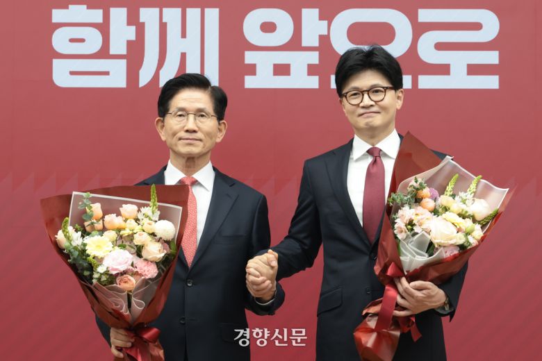 김문수·한동훈 국민의힘 대선 경선 후보가 지난 29일 서울 여의도 중앙당사에서 결선 진출자로 발표된 뒤 기념촬영을 하고 있다. 국회사진기자단