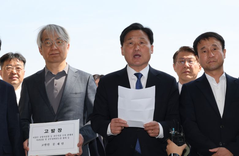 김영진 더불어민주당 전정권정치탄압대책위원장(가운데)과 문재인 전 대통령 변호인단이 30일 경기도 과천시 고위공직자범죄수사처 앞에서 문재인 전 대통령 수사 관련 이창수 서울중앙지검장 등 검사들에 대한 고발장 제출에 앞서 기자회견을 하고 있다. 연합뉴스