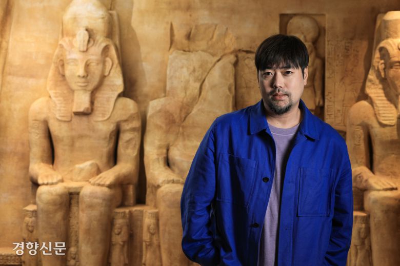 곽민수 한국이집트학연구소장이 지난 29일 본인이 감수한 서울 광진구 빛의시어터 ‘파라오의 이집트, 빛으로 깨어난 고대 문명’ 전시장 앞에 서 있다. 이준헌 기자