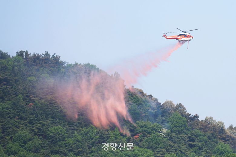대구 북구 함지산 산불 발생 이틀째인 지난 29일 헬기가 진화 작업을 펴고 있다. 한수빈 기자