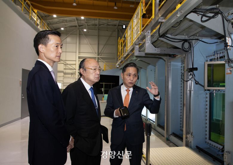 한화그룹 김승연 회장(사진 가운데)과 김동관 부회장(왼쪽)이 지난달 20일 한화오션 경기 시흥 연구·개발(R&D) 캠퍼스를 방문해  세계 최대 상업용 공동수조를 둘러보고 있다. 한화그룹 제공