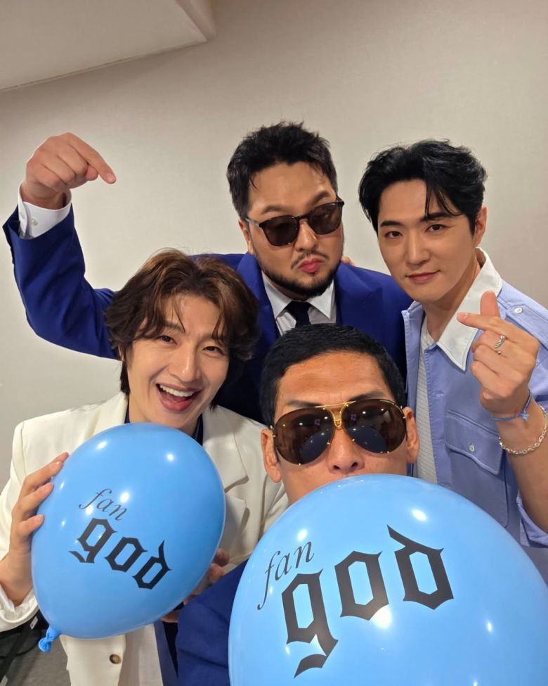 그룹 지오디(god)가 지난달 30일 공연을 앞두고 하늘색 풍선을 들고 있다. 박준형 인스타그램