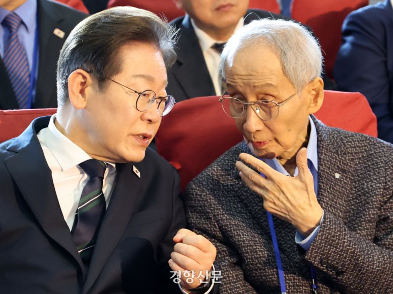 이재명 더불어민주당 대선 후보(왼쪽)와 윤여준 상임총괄선대위원장이 지난달 30일 국회 의원회관에서 열린 중앙선대위 출범식에서 대화하고 있다. 박민규 선임기자