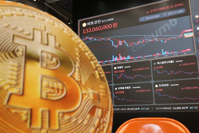 가상화폐 대장주 비트코인이 한 달 반 만에 9만 달러선을 탈환했다. 사진은 지난달 23일 서울 서초구 빗썸라운지 전광판에 비트코인 가격이 표시돼 있다. 연합뉴스