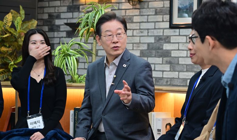 이재명 더불어민주당 대선 후보가 지난달 30일 서울 구로구의 한 스튜디오에서 열린 ‘슬기로운 퇴근생활’ 직장인 간담회에서 참가자들과 직장인의 고충에 대해 이야기를 나누고 있다. 국회사진기자단