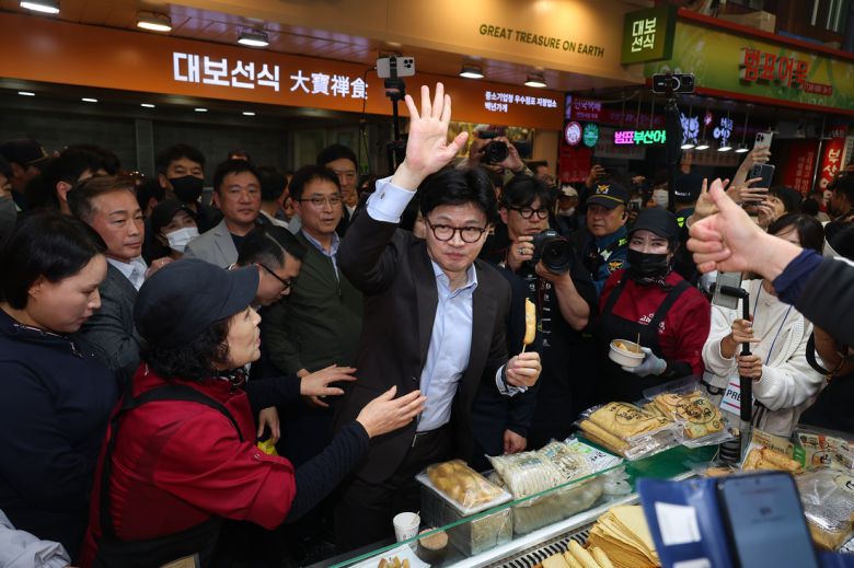 한동훈 국민의힘 대선 경선 후보가 2일 오후 부산 중구 부평동 부평깡통시장을 찾아 시민들과 인사하고 있다. 연합뉴스