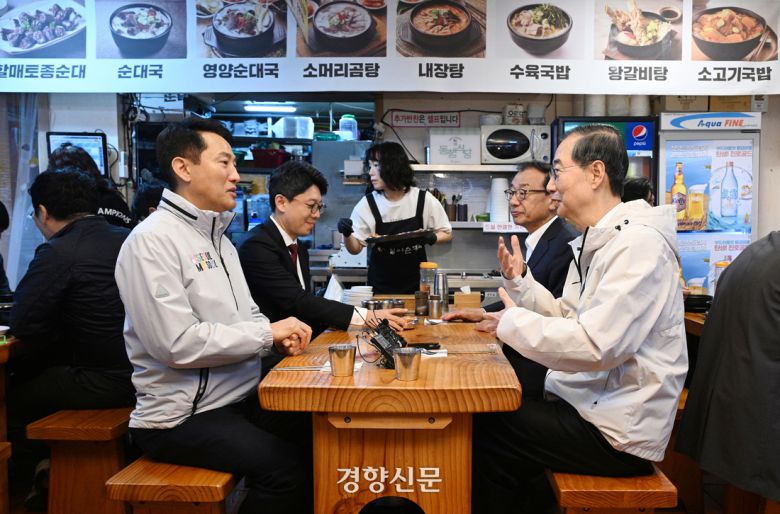 한덕수 전 대통령 권한대행 겸 국무총리(오른쪽)와 오세훈 서울시장이 2일 오후 서울 종로구의 식당에서 오찬 간담회를 갖고 있다. 성동훈 기자