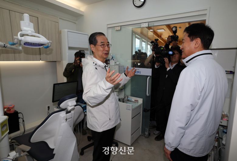 한덕수 전 국무총리가 2일 국회에서 대선 출마를 선언한 뒤 첫 일정으로 서울 종로구 돈의동 쪽방촌을 방문해 오세훈 서울시장의 안내로 쪽방상담소 시설을 둘러보고 있다. 성동훈 기자