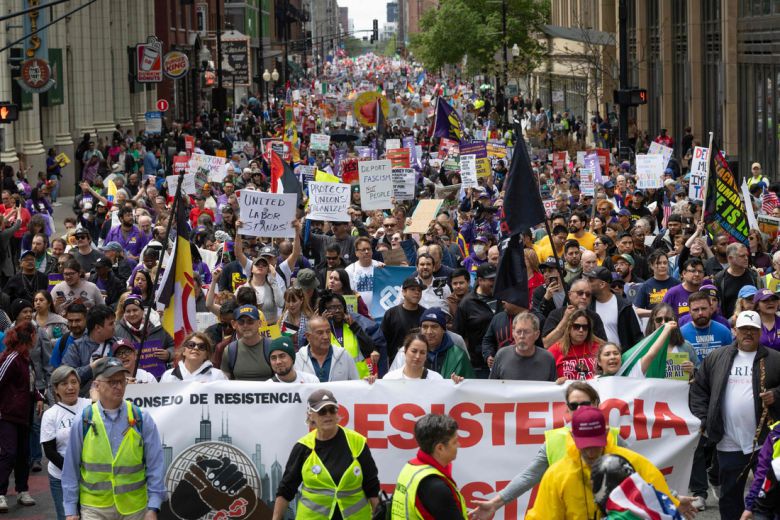 노동절 집회 참가자들이 1일(현지시간) 일리노이주 시카고에서 도널드 트럼프 미국 대통령의 정책에 항의하며 행진하고 있다. AFP연합뉴스