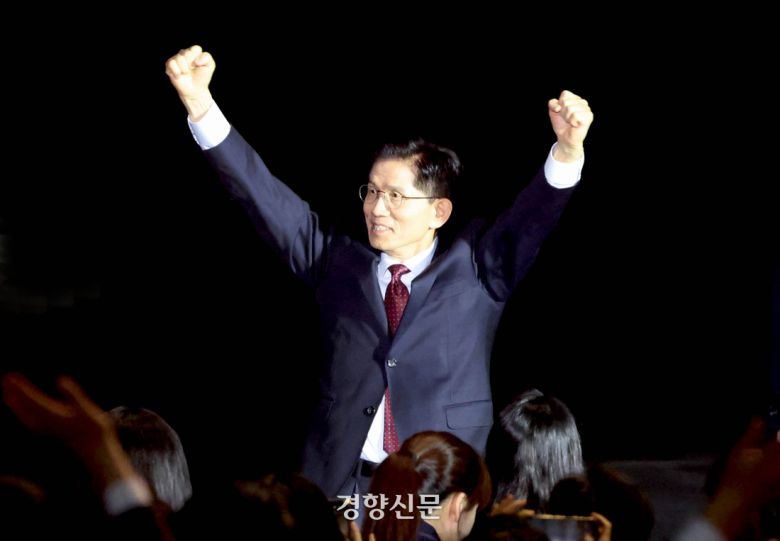 김문수 국민의힘 대선 경선 후보가 3일 고양 킨텍스에서 열린 제5차전당대회에 입장하며 손을 들고 인사하고 있다. 2025.5.3 박민규 선임기자