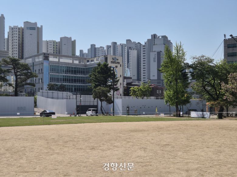 현재 서울혁신파크는 늘어난 주차장과 2025년까지 예정된 건물 철거 공사로 곳곳에서 길이 막혔다.  허남설 기자