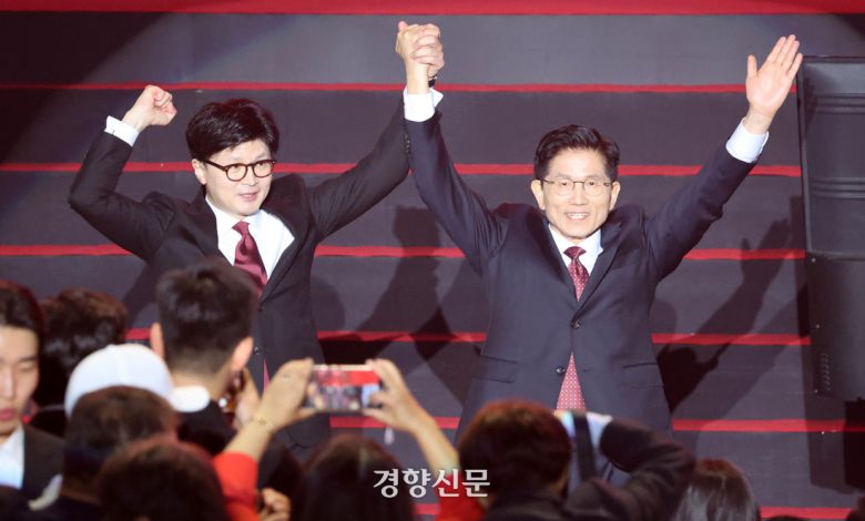 김문수(오른쪽), 한동훈 국민의힘 대선 경선 후보가 3일 고양 킨텍스에서 열린 제5차전당대회에서 손을 잡고 인사하고 있다. 2025.5.3 박민규 선임기자