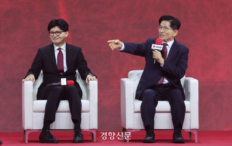 국민의힘 김문수 대선 경선 후보가 3일 오후 경기 고양시 킨텍스에서 열린 국민의힘 최종 대선 후보 선출을 위한 전당대회에서 발언하고 있다. 박민규 선임기자