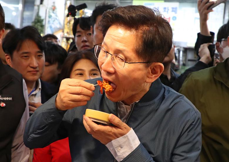 김문수 국민의힘 대선 후보가 4일 경기도 의정부제일시장을 방문해 알고니찜을 맛보고 있다. 연합뉴스