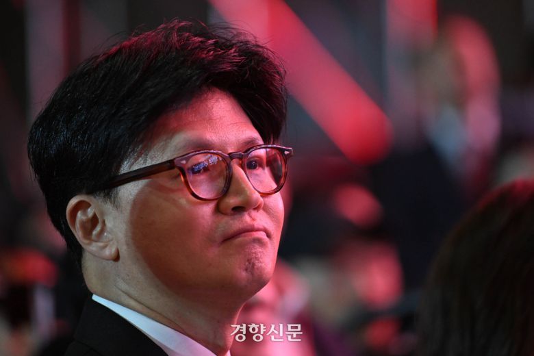 한동훈 국민의힘 대선 후보가 지난 3일 경기 일산 킨텍스에서 열린 제5차 전당대회에서 탈락한 후 김문수 후보의 수락연설을 바라보고 있다. 국회사진기자단