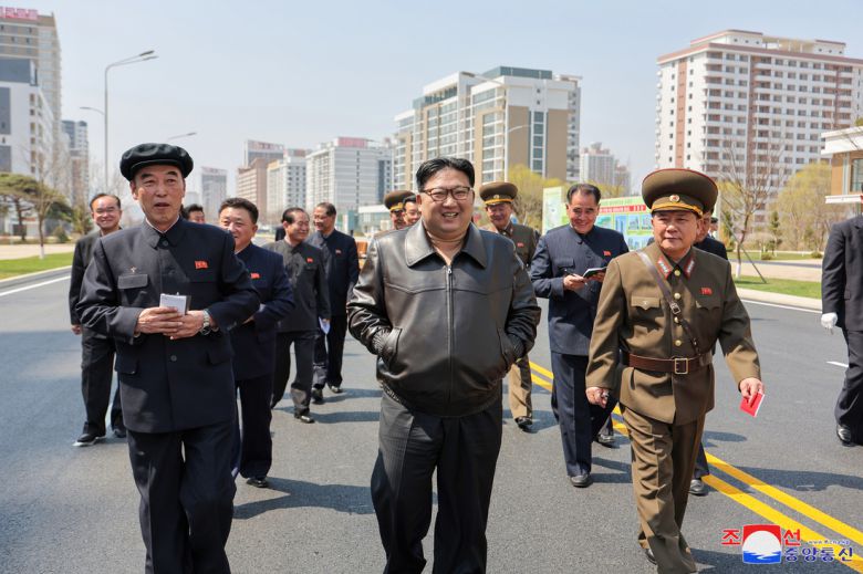 2024년 4월 5일 김정은 북한 국무위원장이 당시 완공을 앞둔 평양 화성지구 2단계 1만 가구 살림집(주택) 건설 현장을 시찰했다고 조선중앙통신이 보도했다. 평양 조선중앙통신=연합뉴스