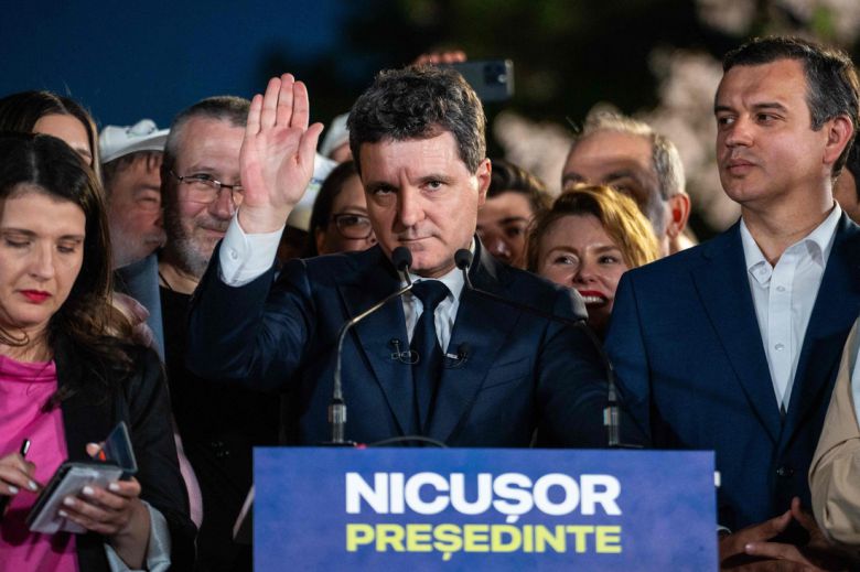 루마니아 대선 후보인 무소속 니쿠쇼르 단 부쿠레슈티 시장이 4일(현지시간) 출구조사 결과가 발표된 후 지지자들에게 연설하고 있다. AFP연합뉴스
