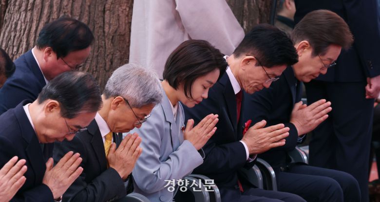 5일 서울 종로구 조계사에서 열린 불기 2569년 부처님오신날 봉축법요식에 대선 후보들이  나란히 참석해 합장하고 있다. 앞줄 오른쪽부터 이재명 더불어민주당 대선 후보, 김문수 국민의힘 대선 후보, 김재연 진보당 대선 후보, 권영국 정의당 대선 후보, 한덕수 무소속 대선 예비후보. 권도현 기자