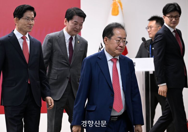 지난달 29일 서울 여의도 국민의힘 당사에서 열린 제21대 대통령 후보자 국민의힘 결선 진출자 발표 행사에서  결과 발표 후 후보들이 퇴장하고 있다. 국회사진기자단