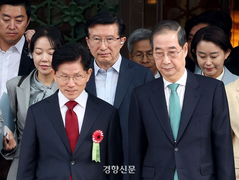 김문수 국민의힘 대선 후보(왼쪽)와 한덕수 무소속 예비후보가 5일 서울 종로구 조계사에서 열린 불기 2569년 부처님오신날 봉축법요식에 나란히 참석하고 있다. 권도현 기자