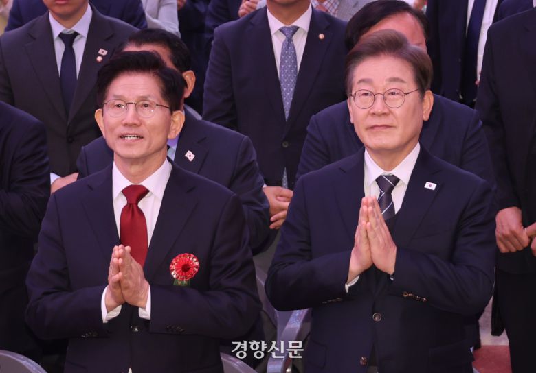 이재명 더불어민주당 대선 후보와 김문수 국민의힘 대선 후보가 5일 서울 종로구 조계사에서 열린 부처님오신날 봉축법요식에서 합장하고 있다. 대통령실사진기자단