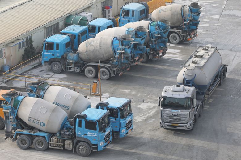 지난 3월13일 서울 시내의 한 레미콘 공장에서 레미콘 차량이 이동하고 있다. 연합뉴스