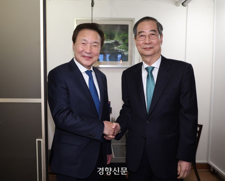 한덕수 무소속 대선 예비후보와 손학규 전 바른미래당 대표가 5일 서울 종로구 한 식당에서 만찬 회동에 앞서 악수하고 있다. 정효진 기자