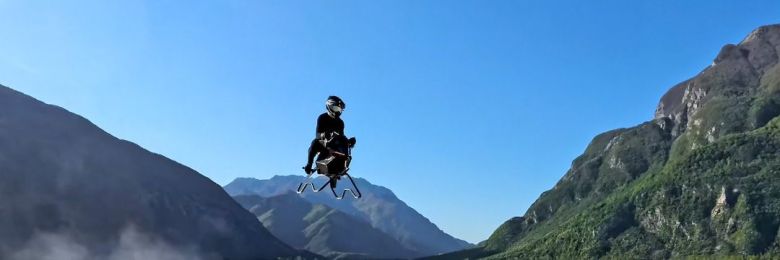 폴란드 기업 볼로넛이 개발한 ‘에어바이크’가 하늘을 날고 있다. 최고 시속 200㎞로 비행할 수 있다. 볼로넛 제공