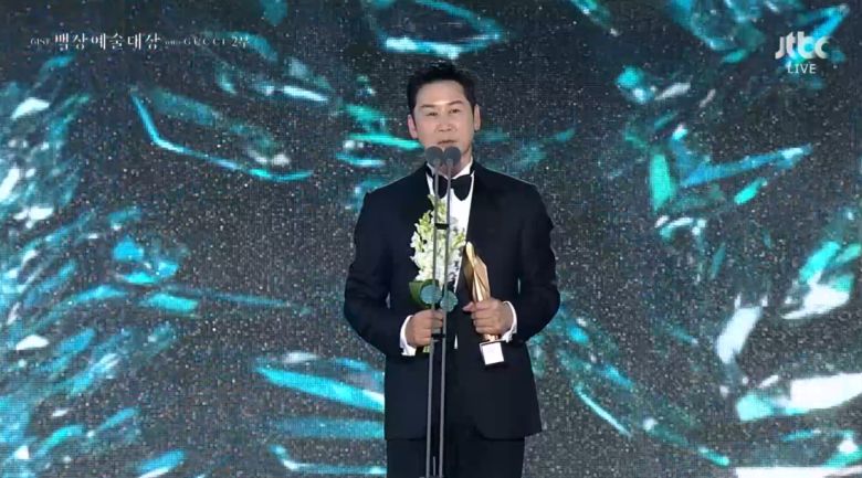 방송인 신동엽이 제61회 백상예술대상에서 방송 부문 남자 예능상을 받았다. JTBC 갈무리