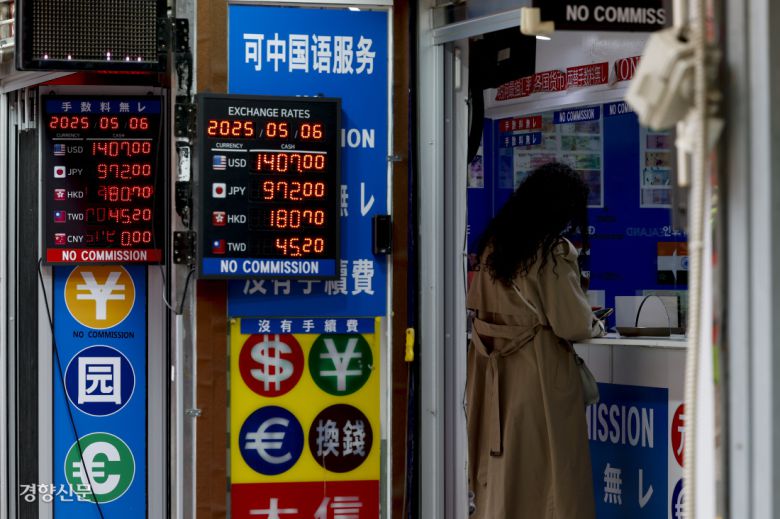 아시아 통화 동반 강세 원화와 대만달러 등 아시아 통화가 미국 달러 대비 강세를 보이고 있다. 6일 서울 명동거리의 환전소에서 한 외국인이 환전을 하고 있다. 문재원 기자 mjw@kyunghyang.com