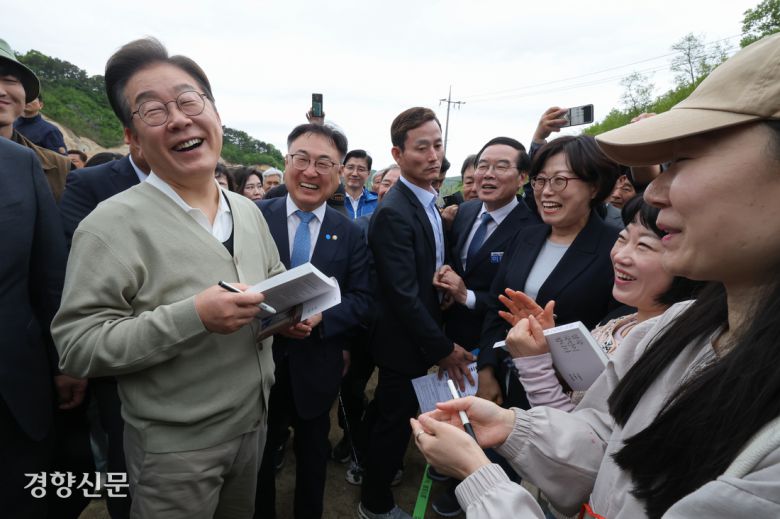 이재명 더불어민주당 대선 후보가  6일 청년 농업인 간담회 장소인 충북 보은군 화훼농원 숲결에 도착해 지지자들과 인사를 나누고 있다. 성동훈 기자
