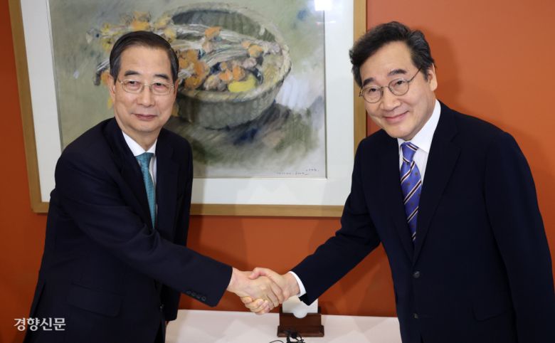 이낙연, 결심은 아직… 한덕수 무소속 대선 예비후보(왼쪽)와 이낙연 전 국무총리가 6일 서울 중구 한 식당에서 오찬에 앞서 악수하고 있다. 이준헌 기자 heon@kyunghyang.com