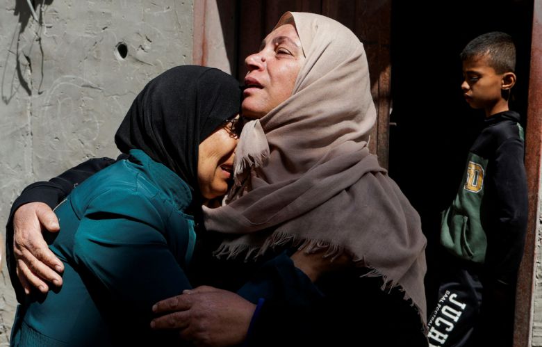 3일(현지시간) 가자지구 남부 칸유니스에서 이스라엘군의 공습으로 자녀를 잃은 여성이 울고 있다. 로이터연합뉴스