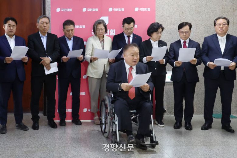 국민의힘 이상민 대전 유성을 당협위원장 등 40명의 원외 당협위원장들이 6일 국회에서 김문수 후보와 무소속 한덕수 후보의 단일화를 촉구하고 있다. 한수빈 기자