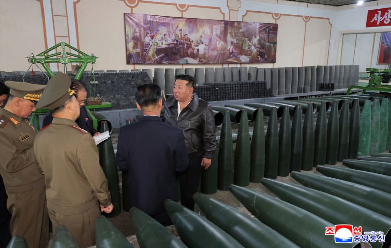 김정은 북한 국무위원장이 제2경제위원회 산하 중요 군수기업소를 현지지도하면서 포탄 생산과 기계공업부문 운영 상황을 살폈다가 조선중앙통신이 7일 보도했다. 연합뉴스